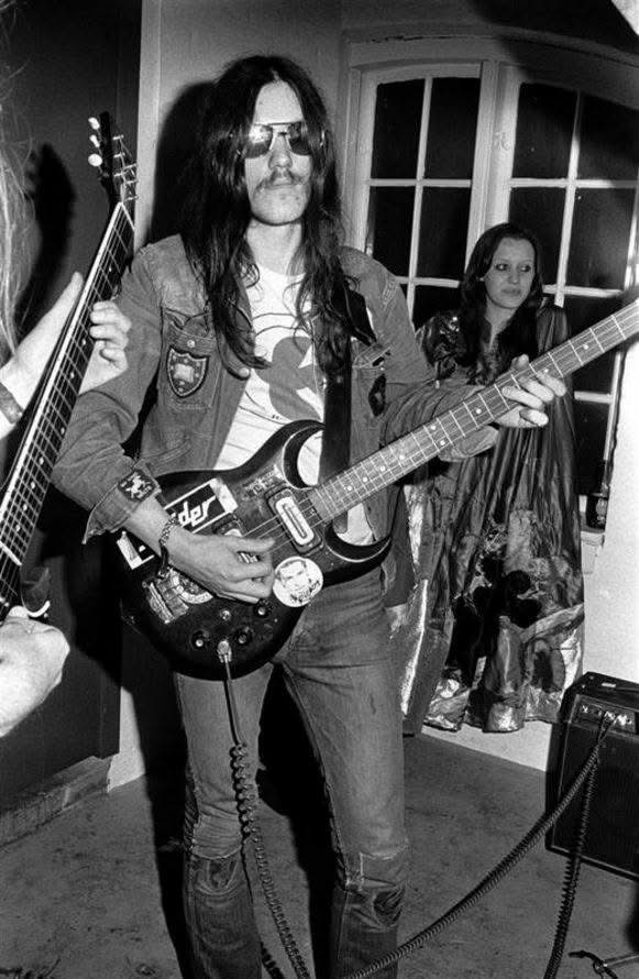 Lemmy Kilmister playing the Hopf Studio bass